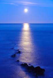 L Amore Non Si Dice Con Nulla Ne Con Le Parole Ne Con Il Silenzio Tenta Di Dirlo Il Vento E Ci Sta Provando Il Mare Beautiful Moon Beautiful Nature Photo