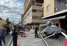 La hermana de emiliano sala fue internada y su estado de salud es crítico. Dos Heridos Graves En Un Accidente Tras Arrollar Un Conductor Ebrio La Terraza De Un Bar De La Calle Santa Fe De Sevilla