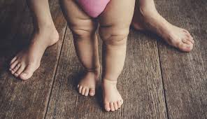 Zunächst steht es noch an die couch gelehnt und versucht erste kleine schritte in ihre offenen arme. Baby 1 X 1 Laufen Lernen Babyartikel De Magazin