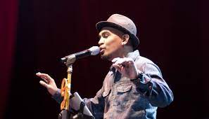 Jerry wexler of billboard magazine coined the term rhythm and blues in 1948 as a musical marketing term in the united states. 10 Nama Penyanyi R B Indonesia Terkenal Dan Terpopuler Musikpopuler Com