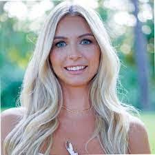 Keri Hooper's Instagram, Twitter & Facebook