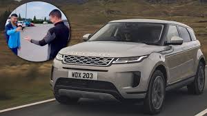 Aguero later posted a photo of his damaged range rover suv on instagram and said: El Kun Aguero Sorteo Un Range Rover Evoque Antes De Irse Al Barcelona