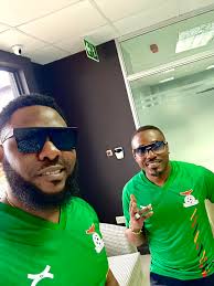 He's smiling & behaving well. 🤔I guess he's not sensing poverty. 🤫