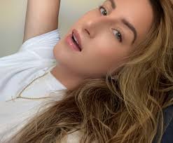 Deanne Diaz's Instagram, Twitter & Facebook