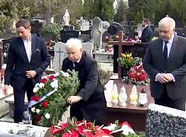 O dwóch takich, co ukradli ksiezyc. Jaroslaw Kaczynski Na Powazkach Mimo Zakazu Nie Zaszkodzi Pis Owi Bo Teraz Liczy Sie Tylko Epidemia Opinie