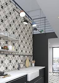 El azulejo color blanco en una cocina nunca pasa de moda, y es uno de los más usados en las ya establecidas tendencias minimalistas. Catalogos Vives Ceramica