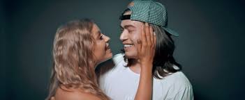 4 5 em julho, sonza lançou seu segundo single, intitulado olhos castanhos, canção de luísa em homenagem ao seu esposo whindersson nunes. Luisa Sonza E Whindersson Estao Muito Amor No Clipe De Mi Persona Favorita Capricho