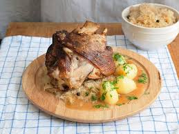 Schweinshaxe Mit Sauerkraut Und Kartoffeln Rezept Kitchen Stories Rezept Sauerkraut Gefullter Schweinebraten Schweinebraten Mit Sauerkraut