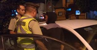 Dos personas fueron detenidas anoche luego que un individuo lanzara una bomba molotov en el recinto donde el alcalde de recoleta, daniel jadue, se reunía con el consejo social de osorno. Joven Intenta Encender Bomba Molotov Mientras El Alcalde Jadue Realizaba Conversatorio En Osorno Nacional Biobiochile