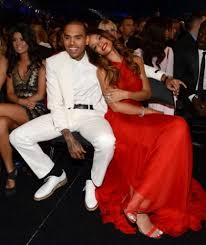 Кристофер морис (крис) браун — американский певец и актёр. Grammy 2013 Rihanna Und Ihr Rupel Lover Chris Brown Kuscheln Musik Bild De