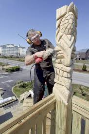 Supers Idees Bricolage Pour Votre Prochain Projet Menuiserie Bois Woodwork Wood Sculpture A La Tronconneuse Decor Tiki Art En Bois