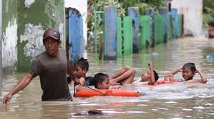 12 Puisi Tentang Banjir 4 Bait 3 Bait 2 Bait Di Desa Dan Kota Klak Klik Bermutu