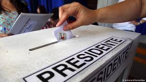 La postergación de las elecciones que debían realizarse en abril, y la segunda ola de coronavirus en el país, obligaron a que la votación se realice en dos jornadas. Elecciones En Chile Y Despues De La Primera Vuelta Que Destacados Dw 17 11 2017