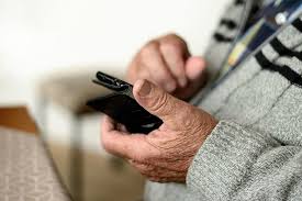 Por ello, si tienen en sus manos un teléfono alcatel y muchas ganas de disfrutar del tiempo libre, entonces. Guia De Compra De Moviles Para Mayores Consejos Y Recomendaciones En Funcion Del Uso Y Modelos Destacados