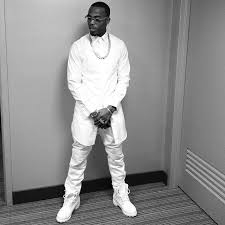 Black And White Timberlands Mens Men Outfit With White Shoes 16 Trendy Ways To Wear White Shoe Mens Outfits White Jeans Men Timberland Outfits