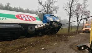 Drugi film pochodzi z kamerki strażaka, który uczestniczył w akcji ratowniczej. Wypadek Na Trasie S8 Zycie Powiatu Na Mazowszu