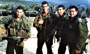 השלושה נראים כשהם במהלך ריצת ניווט או אימון דומה, שכן הם. Ewjnxve0scf4rm