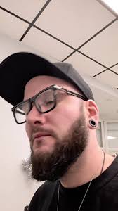 Michael Douglas doing top tip of cutting hair and colouring hair at home !  I STRONGLY ADVISE YOU DO'NOT DO ANY OF THESE TECHNIQUES!! THE CLIPPERS ARE  NOT THE SAME QUALITY, YOU