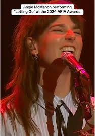 Angie McMahon and Kelly Clarkson Perform 'Letting Go'