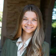 Sarah Spear's Instagram, Twitter & Facebook