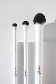 Damit tragen sie am besten puder, bronzer oder highlighter auf ihre außerdem ist das auftragen mit einem pinsel hygienischer als mit einem lippenstift, vor allem wenn nicht nur sie alleine den lippenstift benutzen. Beetique Haben Die Produkte Den Negativ Hype Wirklich Verdient Paletten Pinsel Review Swatches Tragebilder Puderperlen