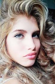 Desnuda y con la mirada perdida vieron a Stephanie