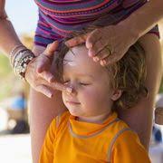 Trois questions qu'il faut se poser avant de choisir une crème solaire pour  son enfant
