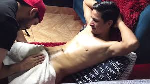 เขากลับบ้านจากที่ทํางานและฉันเซอร์ไพรส์เขาด้วยการอมควยที่น่าทึ่ง