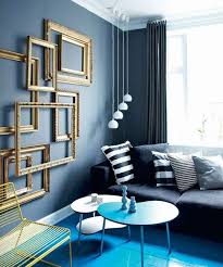 Une large bande de bleu au centre du mur, accompagnée de quelques accessoires roses et noirs. Salon Gris Et Bleu Choisir Son Canape Et Decorer Son Salon Decorazine