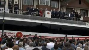 Jun 03, 2021 · tabletinin tamir edilemediği gerekçesiyle evinde bir kuryeyi saatlerce alıkoyduğu iddia edilen hattat holding yönetim kurulu üyesi i̇pek hattat, sevgilisi hüseyin sami yüzer ve şoförleri veysel güven hakim karşısına çıktı. Erdogan In Sel Felaketinin Yasandigi Rize De Vatandaslara Cay Dagitmasina Tepki Yagdi Son Dakika Haberleri
