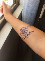 Desenho de leão para tatuagem feminina. Small Tattoos Small Tattoos Subtle Tattoos Unique Tattoos For Women