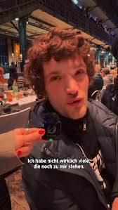 Chorleiter Peter Schuldt singt in der Finkenwerder Kirche. Das Porträt dazu  morgen im Abendblatt-Magazin „Himmel & Elbe“. Online unter  www.abendblatt.de/kirchen #finkenwerder #theyoungclassx #peterschuldt