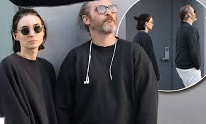Rooney mara and joaquin phoenix made their red. Joaquin Phoenix And Rooney Mara Wear Near Identical Outfits Daily Mail Online