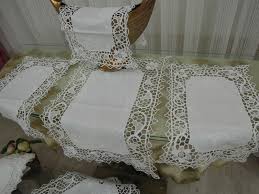 Masa ile masa örtüsü arasına serilir. 16 Parca Salon Takimi 26 Parca Gumuslu Vitrin Takimi