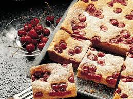 Nach wunsch den fertigen kirschkuchen mit steif geschlagenem schlagobers als garnitur servieren. Griess Mandel Kirsch Kuchen Einfach Lecker Daskochrezept De