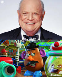 Él es Donald Rickles, el encargado de darle voz al Señor Cara de Papa en  las películas de Toy Story en inglés. Lamentablemente falleció en 2017 y no  alcanzó a grabar su