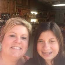 Dee Travis's Instagram, Twitter & Facebook