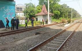 Check spelling or type a new query. Seberangi Rel Bawah Flyover Manahan Solo Warga Penumping Meninggal Tersambar Ka Bias