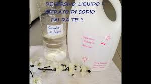 Uno dei benefici del detersivo fai da te è proprio l'utilizzo di prodotti naturali, necessario per la realizzazione sia di quello in polvere che di quello questo passaggio vi permetterà di avere dei capi più morbidi e profumati, proteggendo al contempo la vostra lavatrice dal calcare in maniera ecologica. Come Fare Il Detersivo Per Lavatrice In Casa Diy Laundry Detergent Youtube