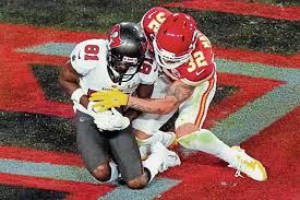 Super bowl lv between the tampa bay buccaneers and kansas city chiefs was briefly interrupted by a fan running onto the field with about five minutes left in the game. 5ckzxqfhr1kaam