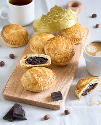 Milföyleri ikiye bölüp servis tabağı büyüklüğünde açın. Recette De Galette Des Rois A La Vraie Frangipane Jujube En Cuisine