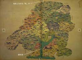 中国古地图一般指晚清前没有利用现代精密仪器测绘的地图 在方位 比例上都与我们熟悉的地图有明显的差别 在受到西方影响之前 古地图的视觉呈现蕴含着科技 艺术 文学 政治 哲学的多重元素 绘制者一定是博学的 vintage world maps art painting