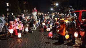 November 397 seine leiche mit einer lichterprozession nach tours überführt wurde, wo er am 11. Sankt Martin 2020 Was Wird Am Martinstag Gefeiert