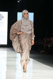 Hendaklah mereka mengulurkan jilbabnya ke seluruh tubuh mereka. 130 Muslim Fashion Show Ideas Muslim Fashion Fashion Hijab Fashion