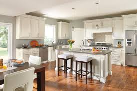 The White Finish On These Decora Cabinets Is Perfect For Enjoying The Longest Day Of The Yea Oak Kitchen Cabinets Contemporary Kitchen Cabinets Stylish Kitchen