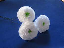 Création de fleurs géantes en papier (roses) or et blanc pour la décoration d'un espace parfumerie / giant paper flower. Fleurs Diy En Papier De Soie Pour Deco De Mariage Mademoiselle Dentelle
