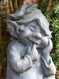 Circulau povesti cu aceste creaturi magice, cu mult timp inainte de aparitia lor in gradini, in jurul anilor 1800. Poze StancÄƒ Monument Statuie BotanicÄƒ È›esÄƒturÄƒ ArtÄƒ Templu Amuzant Gnom CaracteristicÄƒ De ApÄƒ Figura Piatra Kobold Figurine De GrÄƒdinÄƒ Pitic De Gradina SculpturÄƒ In PiatrÄƒ FÄƒcand O FaÈ›Äƒ Istoria Antica 3000x4000