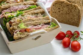 Preparazione spalmate una fetta di pane per tramezzini con la senape e guarnitela con 4 uova strapazzate con burro e prezzemolo. Tramezzini Con Pane Ai Cereali Molino Chiavazza