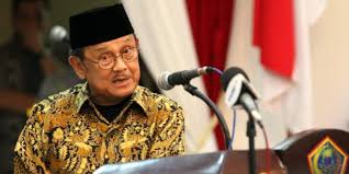 Di pagi hari habibie terkadang harus berjalan kaki cepat ke tempat kerjanya yang jauh untuk menghemat kebutuhan hidupnya. Analisis Struktur Teks Biografi Bj Habibie