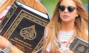 Lindsay Lohan Carries A Copy Of The Quran As She Steps Out In Brooklyn Lindsay Lohan Quran Islam